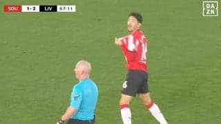 「掴んでるよ！」菅原由勢、怒りの猛抗議！ リヴァプール17歳との“引っ張り合いバトル”で主審に不満「先に手を出したのは…」