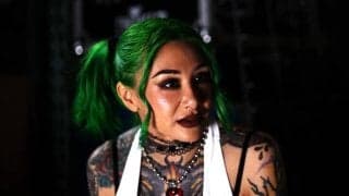 “緑髪”個性派女子レスラー、胸元あらわな“大胆”自撮りにファン仰天「こんなの隠し持っていたのか」