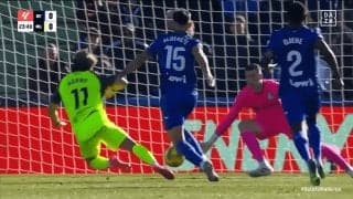 嘘だろ？浅野拓磨、超絶決定機で「ふっ飛ばされた！」裏抜けからの1対1ビッグチャンスも横からの強烈タックルに完全ノックアウト