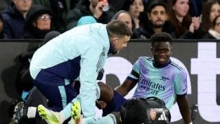 クリスタル・パレス戦で負傷交代のサカが松葉杖姿でスタジアムを後に…