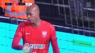 脅威の反射神経！ 小久保玲央ブライアンが“海老反り”スーパーセーブ…変わる軌道に一瞬で反応「よく飛びついた」称賛の声