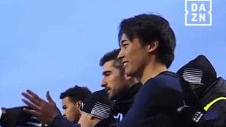 えっ、試合中だよ！？ 中村敬斗が“ユニホームおねだり”されて困惑！「シャツをくれって言われてる笑」「交渉されてた？」SNS大盛り上がり