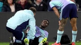 アーセナルに大打撃…松葉杖姿のサカは数種間の離脱、アルテタ監督が明かす「状態は良くない」