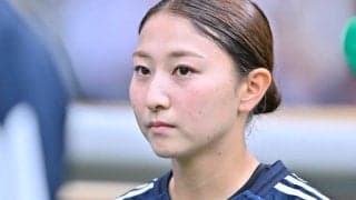 「柚歩サンタ可愛いすぎる」なでしこジャパンが誇る美人MFの「白ニット×サンタ帽のクリスマスショット」が大好評！ プライベートでの笑顔に「めちゃんこかわいい」の声