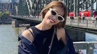 ｢ロシアWCメンバーForever｣元日本代表・大迫勇也の美人モデル妻、バラの花束を手に笑顔｢誕生日ディズニー満喫｣家族手つなぎショットに吉田麻也も反応