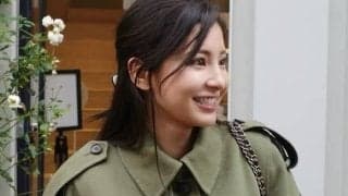 ｢雪の妖精ですかー!!!｣日本代表・堂安律の美人妻、白のふわふわコート姿が｢ほんとかわいすぎ｣パリでハプニングも｢相変わらずお美しい｣