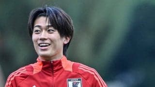 「真顔すぎて」「カッコいいのにシュール」日本代表MF中村敬斗の「真顔過ぎるイルミネーション写真」が話題に！ 久保建英も「なんか辛いなら話聞くよ？」と尋ねる一枚