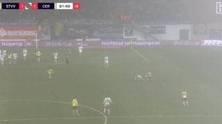 どこがファウルだよ！ 藤田譲瑠チマ、“強烈タックル”で吹っ飛ばす→倒れた選手が悶絶&起き上がれず… イエロー判定に不服