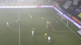 スタジアム騒然！ 小久保玲央ブライアン、“超絶スーパープレー”の瞬間「また国防きたわ」 横っ飛び神\"海老反りセーブ”炸裂「よく止めた！」