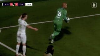 何が起きた…！？ 小久保玲央ブライアン、まさかの“一瞬の動き”「早すぎる」 エリア外のボールに“超反応”→頭脳的プレーの瞬間