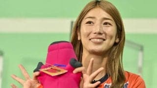 「むちゃくちゃ可愛い」人気WEリーガー仲田歩夢の「冬のプライベートお散歩姿」が大好評！「美人さんと、思ったより大きいワンちゃん」「歩夢ちゃんの方がもっと可愛い」の声