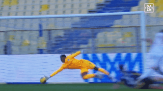 「奇跡的セーブだ！」鈴木彩艶の“スーパー横っ飛び”を現地メディア絶賛！「大きな功績」チーム最高評価で４試合ぶり勝利に貢献