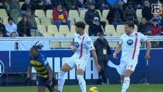 批判殺到！「極悪すぎる…」衝撃の“足首グニャリ”危険タックルで退場処分「さすがに酷い」「痛い…」鈴木彩艶チームメイトが被害