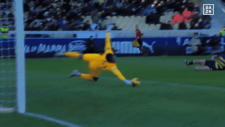 「ビッググレートセーブだ！」鈴木彩艶の“神の右腕ストップ”に現地実況が大絶叫！「素晴らしい」「パルマを救う」地元メディアも称賛