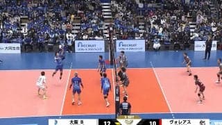 これは騙された…男子バレーでアリーナ騒然のトリックプレー！ バックアタック→緊急回避からの変則トスにどよめき