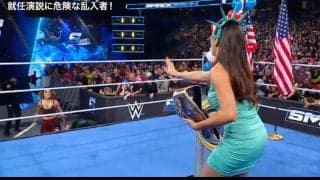 あぶない！ “ミニスカすぎる”女子レスラーにアクシデント発生…まさかの襲撃者乱入で思わぬ瞬間「ギリギリだ」