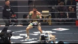 K-1王者、空手仕込みのヤバすぎる“伝家の宝刀”をグサッ…BD王者撃破 悶絶ダウンに騒然