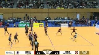 弾丸スパイクで…守備の名手が吹っ飛んだ！ 衝撃の光景にアリーナ騒然 構える間もなく直撃、後方へ