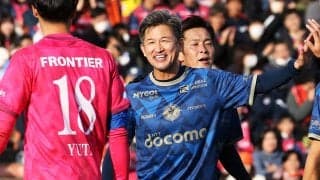三浦知良が目を輝かせて「ボールまたいで、エラシコやって」　57歳のサッカー少年は今オフもストイックに過ごす