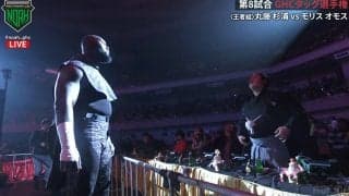 「力士が小さく見える」「これはヤバい」人気力士と2メートル“超”巨人レスラーが一触即発の非常事態…衝撃の展開に場内騒然