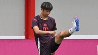 バイエルンDF伊藤洋輝が再手術後初めてピッチに登場！ 慎重にランニングメニューを消化