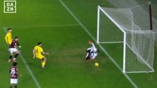 嘘だろ…？ 鈴木彩艶が“鬼反射神経セーブ”で至近距離弾ストップ→相手FWが唖然！「エグすぎる」「よく止めた」セリエAでMOM初受賞