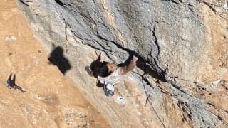 日本人クライマー本間大晴が、スペインのシウラナにある高難度ルート「ラ・ランブラ」を完登