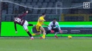 敵将は激昂！ 鈴木彩艶の“指先1mmセーブ”が話題沸騰！「止めすぎ」「とんでもねえぜ」MOM初受賞＆現地メディア最高評価