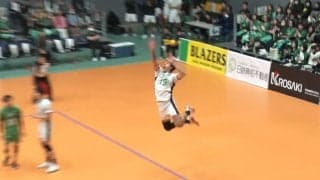 足のサイズが驚異の35センチ！ サーブの威力が“ヤバすぎる”ブラジルの怪物、連続ポイントにアリーナ騒然