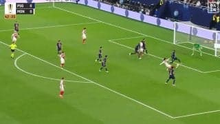 嘘だろ…！南野拓実のアクロバティック過ぎるフィニッシュシーンに観客騒然「これは悔しい」華麗な胸トラップ→スライディングボレー炸裂の瞬間