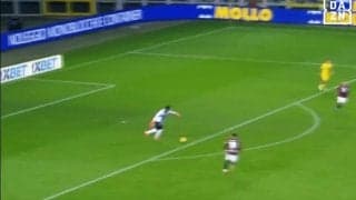 マジか…？ 鈴木彩艶が“60m精密フィード”で局面一変！「飛びすぎ」「精度も凄い」「味方も助かる」ファン驚愕の瞬間