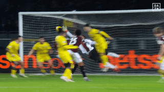 「ありえないよ！」「えぐい…」鈴木彩艶の“奇跡の指先セーブ”が脚光「ヒーローだ」「勝点１をもたらす」地元メディアも大絶賛