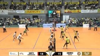 まんまとダマされた… バックアタックからの…ブロック欺いた“迫力満点”フェイントに相手選手も床を叩いて“がっかり”