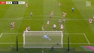 衝撃の「7秒間」 アーセナルの猛攻を完封… 驚愕の“3連続ブロック”「何人いるんだよ！」 体を張った“鉄壁ディフェンス”にファン騒然