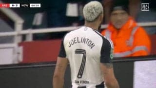 何が起きた！？ スタジアム騒然… 試合終盤にサポーター達がざわついた「気持ちが入る試合」 “アツすぎる男”が吠えて煽る… 解説者が称賛したプレー