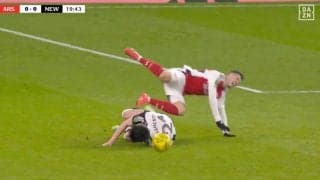 「危険すぎる！」イングランド代表DFが急加速する“衝撃スライディング”「飛んだな…」ブラジル代表FWとダブルKO… 猛スピードで大接触する瞬間