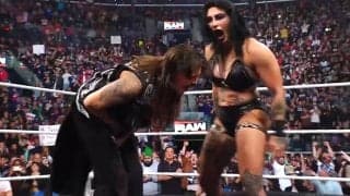 “最狂”女子、復縁迫るサイテー男に“怒り”のローブロー！ 「最低のヒモ男」放送席も怒り心頭