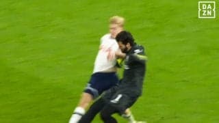 「やばすぎ…」リヴァプールGKの“衝撃ポカ”に悲鳴！「なにしてるんだ」「なめすぎ」遠藤航も慌てた絶体絶命シーン