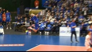 日本バレーの至宝が魅せた“弾丸サーブ”で思わぬ事態 ボールが天井に…レシーバーもあ然、まさかの展開にどよめき