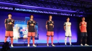 「クソかっこいい」「これいいなぁ〜」“レッドブル”に染まったRB大宮の新ユニはネイビーが基調！ モデルの杉本健勇「たっぷりオレンジも残って完璧なデザイン」