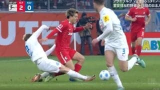 ふざけるなよ！ 堂安律、“極悪カニ挟み”危険タックルで吹っ飛ぶ瞬間「危なすぎる」 超危険プレーにファン激怒「流石にやりすぎ」