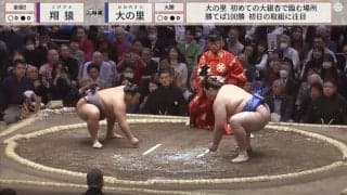 「気になって集中できない」大相撲初日中継に“存在感たっぷり大物タレント”降臨 鮮烈真っ赤な衣装姿で豪快リアクション「めっちゃ興奮してるw」