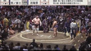 大相撲中継に映り込んだ白タートルニットの大御所芸人　“うれしそうに横綱見上げてる”姿にファンが注目「特等席やな」