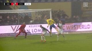 ほぼ“ゼロ距離”…小久保玲央ブライアンのビッグセーブにSNS沸騰！ 「片手で…」「1点もの防いだ」同僚も称賛