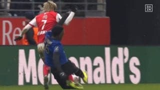 ファウルだろ！伊東純也、危険タックルにふっ飛ばされて回転悶絶「何してくれてんの」ドリブル中の強引スライディングにスタジアム大ブーイング