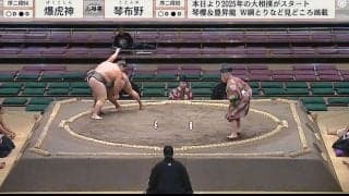 「どんな倒れ方やねん」攻めてるはずが一気に形成逆転…後ろに倒れる“異変”にザワザワ「頭打ったんじゃ」「こんな幕切れあるんだね」