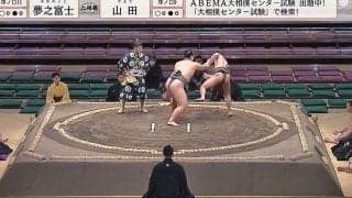 力士が“たった2発”で… 16歳力士、衝撃パワーで相手を土俵下に 館内どよめき