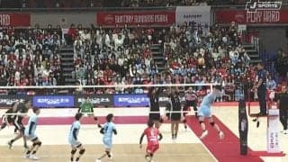 それは取れない… 男子バレー、衝撃のバックアタックが炸裂 レシーバーの表情が思わず歪んだ破壊力に場内拍手喝采