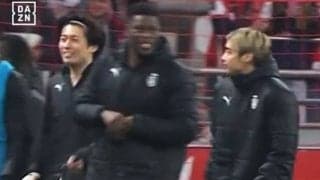 中村敬斗＆伊東純也の“衝撃的対比”が話題！ 陽キャのノリノリvs陰キャのモグモグが「六本木のクラブ感」「面白すぎるw」