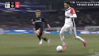 ウソだろ…！？ 堂安律、超加速スピード→驚異の“粘着ディフェンス”を仕掛けた瞬間「よく止めた！」 解説者が大絶賛… チームを助ける献身的プレー